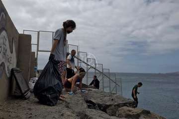 Limpieza de la escollera sur del muelle de Taliarte (Foto Pedro Martel/Wendy Cruz)
